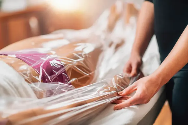 Ontspannen tijdens de cryo bodyshape behandeling op de behandeltafel