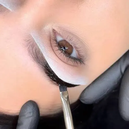 Henna wordt met een penseel op de wenkbrauw aangebracht bij SK4Beauty in Brunssum
