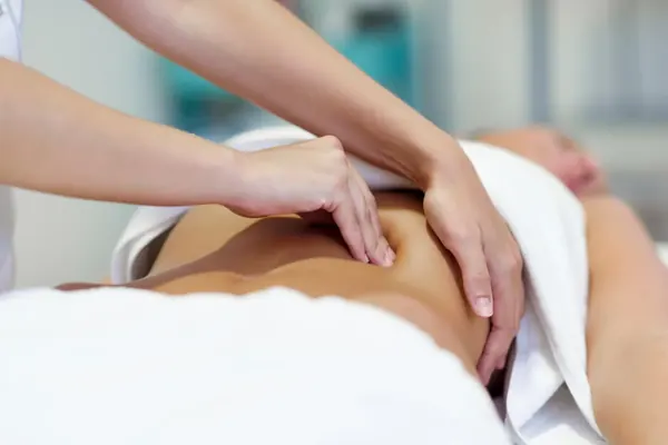 Zachte lymfedrainage massage op de buik bij SK4Beauty